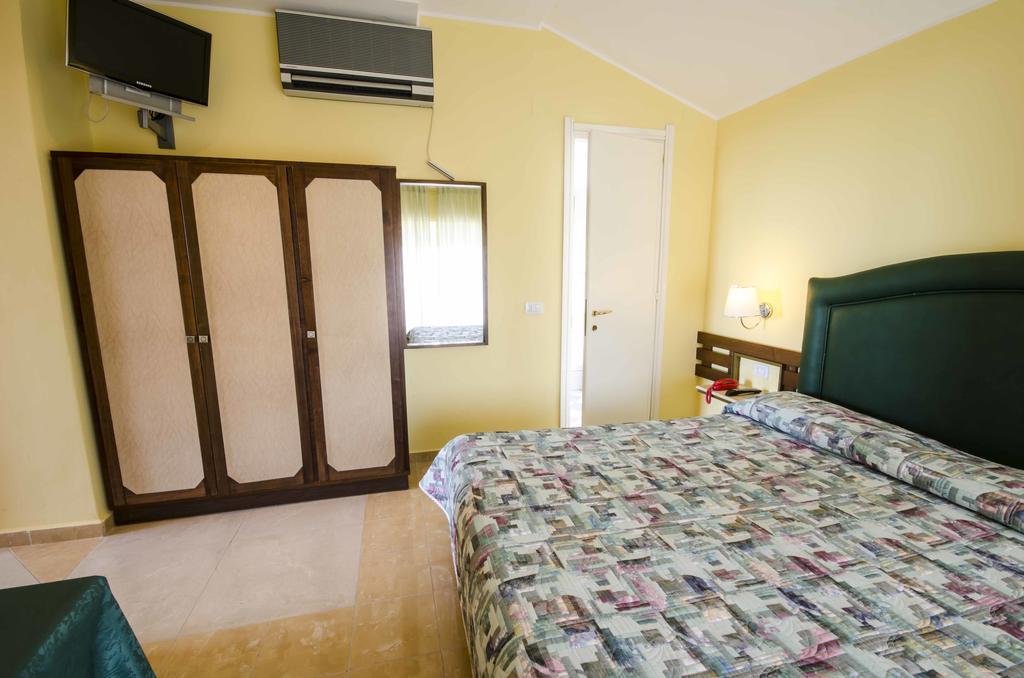 Hotel Tarconte Tarquinia Bagian luar foto